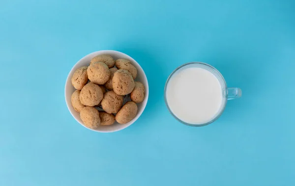 Flatlay Milk Oatmeal Cookies White Plate Blue Background Top View — Stock Photo, Image