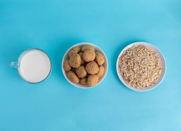 Flatlay Oatmeal Oatmeal Cookies White Plate Milk Transparent Glass Blue — Stock Photo, Image