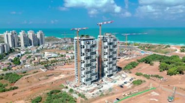 Bat-Yam, İsrail, 11 Temmuz 2022. Akdeniz kıyısında yapım aşamasında olan iki yeni binanın havadan görüntüsü. Yüksek kalite 4K görüntü
