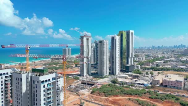 Bat Yam イスラエル 7月11 2022 イスラエルの地中海沿岸に新しくユニークで美しいアパートの建物の建設の空中ビュー 高層ビルから新しい住宅地 — ストック動画