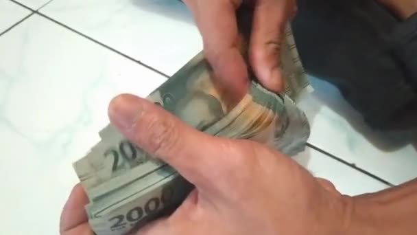 Menghitung Dua Ribu Rupiah Dengan Uang Indonesia Dengan Tangan — Stok Video