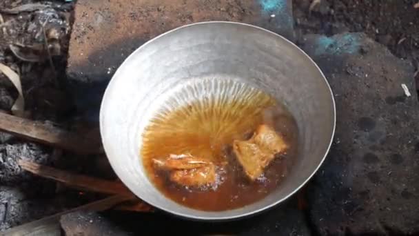 Vaření Solené Ryby Pomocí Tradičních Kamen Dřevo — Stock video