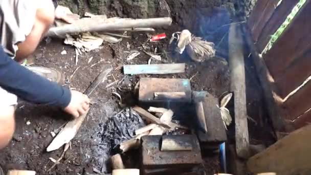 Membuat Kompor Tradisional Dengan Kayu Bakar Untuk Memasak — Stok Video