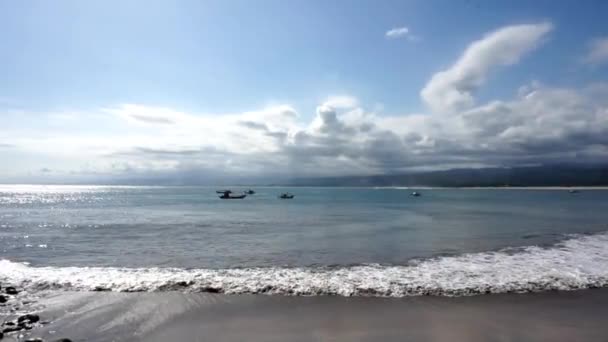 美丽的海滩景色 阳光映照在海面上 看着渔船驶过 — 图库视频影像