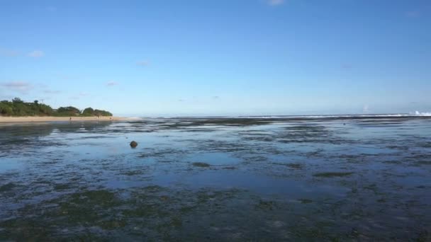 Beautiful Blue Sky Beach View Sun Rays Reflection Sea Water — Stock Video