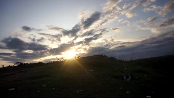 丘の上の驚くほど美しい景色夕日を見て — ストック動画