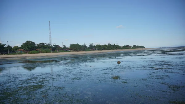 Красивый Голубой Вид Пляж Солнечными Лучами Над Морской Водой — стоковое фото