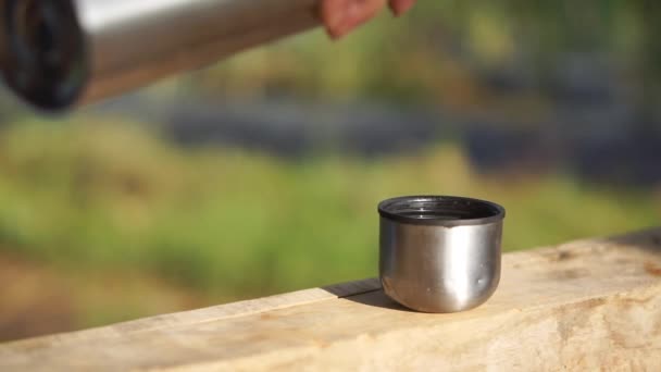 Adamın Eli Termostan Gümüş Bir Termos Kapağına Kahve Yapıyor — Stok video