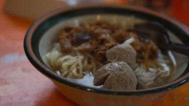 Tipik Endonezya baharatları kullanmadan bir kasede tavuk eriştesi ve köfte, lezzetli ve lezzetli görünüyor.