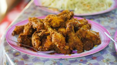 Baharatlarla pişirilmiş et yığını, açık büfe için büyük bir tabakta.