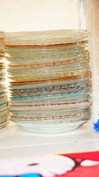 Farklı renklere göre sıralanmış bir tabak yığını