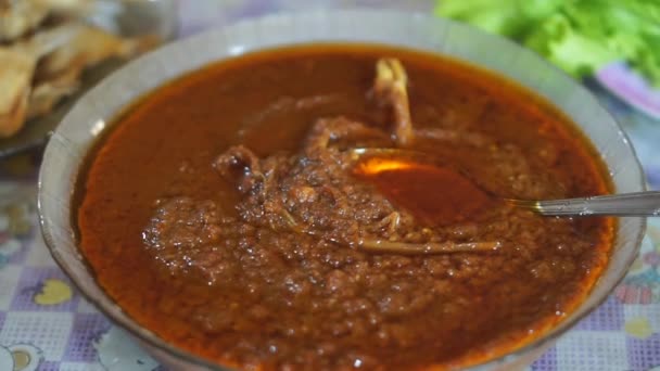 Sauce Chili Frite Traditionnelle Indonésienne Rouge Pour Buffet — Video