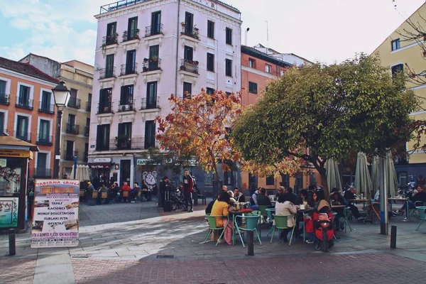 西班牙马德里 2018年1月10日 马德里Malasana街区的Rastrillo广场有游客和有开胃酒的当地人的酒吧平台F — 图库照片
