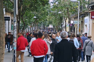 Madrid, İspanya. 10 01 2018. Fuencarral caddesi başkentin merkezinde. Ünlü sokaklar her zaman yerli halk ve turistlerle doludur..
