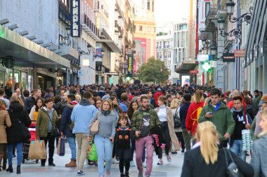 Madrid, İspanya. 10 01 2018. Plaza de Sol 'dan Preciados Caddesi. Ünlü cadde her zaman yerli halk ve turistlerle doludur alışverişe çıkar ve yürüyüşe çıkarlar..