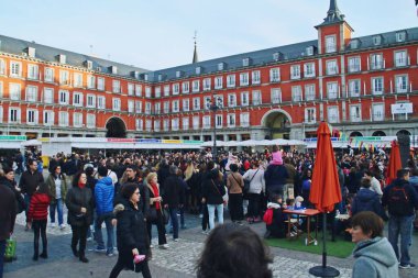 Madrid, İspanya; 10 01 2018. Plaza Mayor 'daki yayıncılar ve kitapçılar fuarı. Meydanda bir sürü insan, turist ve yerli var. Güneşli bir yaz gününde dolaşıyorlar..