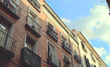 Madrid, İspanya 'daki Corredera Alta de San Pablo caddesinde bir binanın cephesi. İspanyol başkentinin merkezindeki evlerin geleneksel mimarisi.