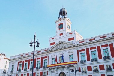 Puerta del Sol Meydanı 'ndaki ana binanın kulesindeki saat. Postanenin sarayındaki saat, Madrid Topluluğu 'nun şu anki başkanlığı, İspanya.