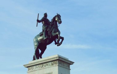 İspanya, Madrid 'deki Plaza de Oriente' de Kral 4. Felipe anıtı. Kraliyet Sarayı ve Kraliyet Tiyatrosu 'nun bulunduğu ünlü meydan İspanya' da çok popüler ve ziyaret edilen bir yerdir..
