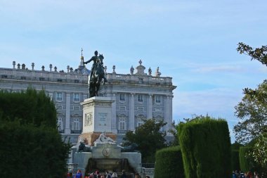 Madrid 'deki ünlü Plaza de Oriente' yi ziyaret eden turistler. Kraliyet Sarayı ve 4. Felipe Anıtı meydanda..