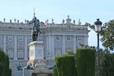 İspanya, Madrid 'deki Plaza de Oriente' de Kral IV. Felipe anıtı. Meşhur meydan, İspanya 'da çok popüler ve ziyaret edilen bir yer..