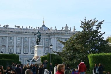 Madrid 'deki ünlü Plaza de Oriente' yi ziyaret eden turistler. Kraliyet Sarayı ve 4. Felipe Anıtı meydanda..