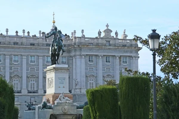 Königspalast Und Denkmal Für König Felipe Auf Der Plaza Oriente — Stockfoto