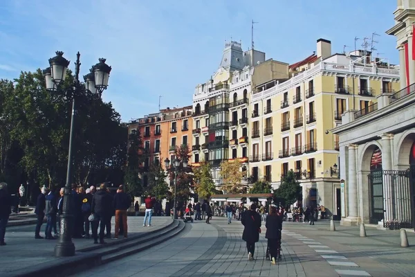 Toeristen Bezoeken Het Beroemde Plaza Oriente Madrid Spanje Rechts Ziet — Stockfoto