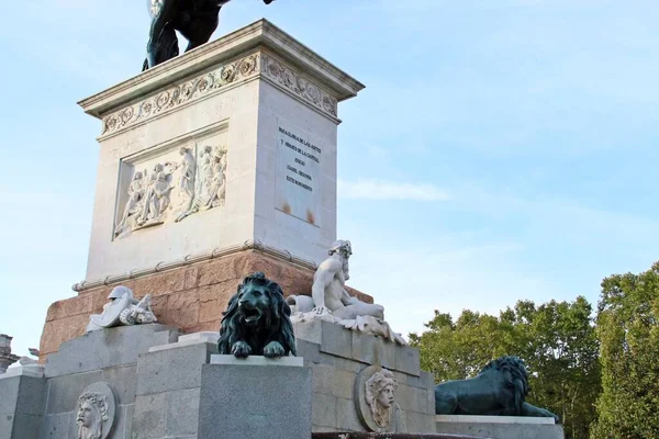 スペインのマドリードのオリエンテ広場にあるフェリペ4世の記念碑の噴水の上の台座 王宮やロイヤルシアターがある有名な広場 — ストック写真