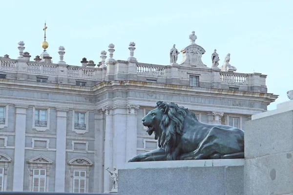 記念碑のふもとに噴水でライオンの彫刻フェリペ4世 スペインのマドリードのオリエンテ広場に位置し 背景に王宮のファサードを見ることができます — ストック写真