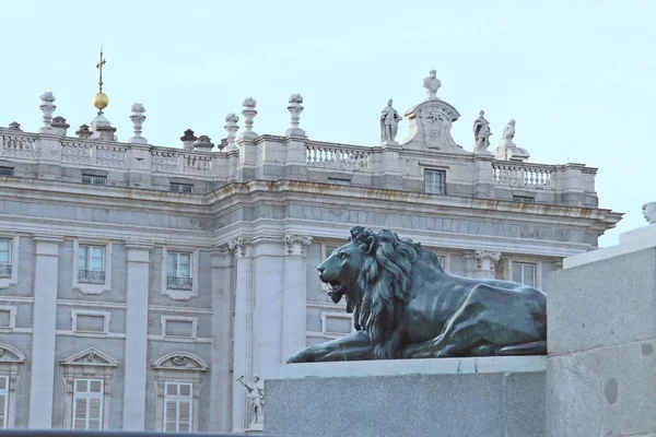 Escultura León Fuente Pie Del Monumento Rey Felipe Situado Plaza — Foto de Stock