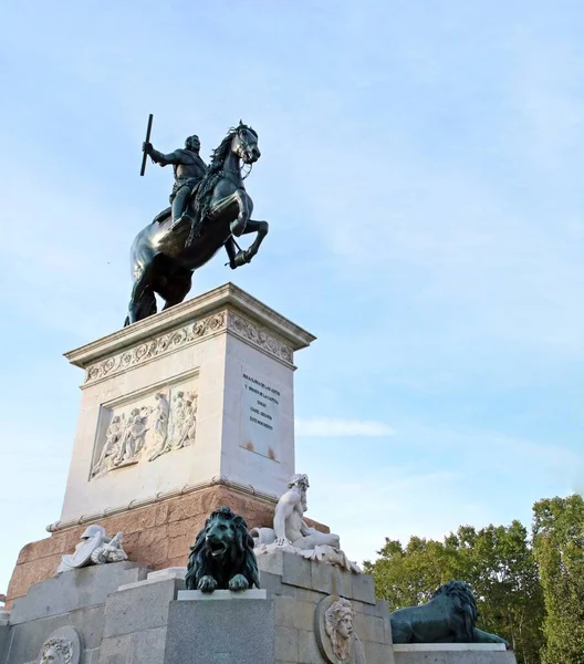 スペイン マドリードのオリエンテ広場にあるフェリペ4世の記念碑 王宮と王立劇場がある有名な広場は スペインで非常に人気があり 訪問された場所です — ストック写真