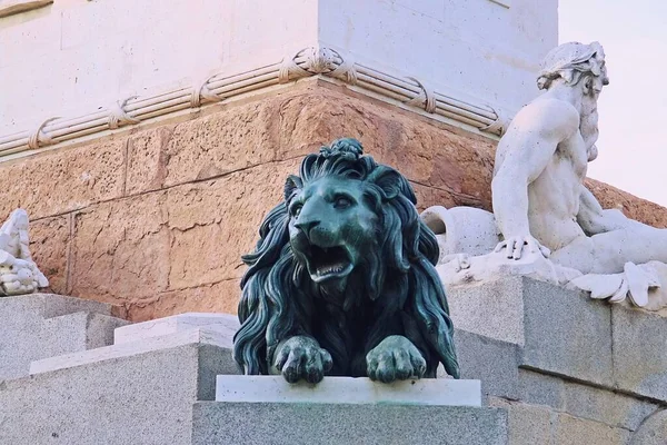 Skulptur Ett Lejon Fontänen Vid Foten Monumentet Till Kung Felipe — Stockfoto