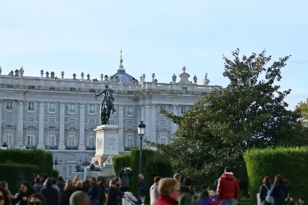 Turister Besöker Den Berömda Plaza Oriente Madrid Spanien Kungliga Slottet — Stockfoto