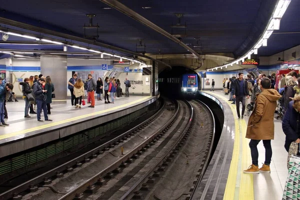 Madrid Espagne 2018 Des Personnes Attendent Sur Quai Station Métro — Photo