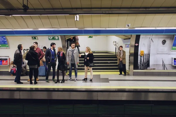 Madrid Espagne 2018 Des Personnes Attendent Sur Quai Station Métro — Photo