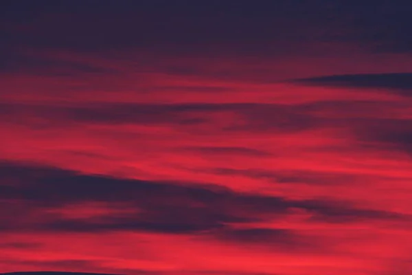 日没の赤い雲 マドリードから西に反射した太陽の最後の光線 — ストック写真