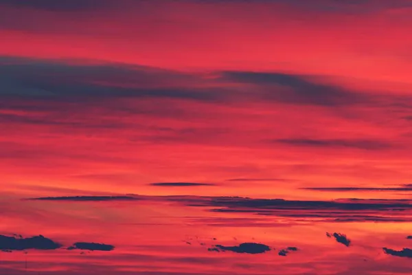 日没の赤い雲 マドリードから西に反射した太陽の最後の光線 — ストック写真
