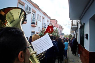 El Granado, İspanya; 126 2016. Müzik grubu ve Santa Catalina 'nın izinden giden insanlar. Geleneksel dini festival, kasaba halkının ruhani inancı ve inancı ile yaşandı..