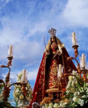 Aziz Catherine 'in ahşap heykeli İspanya' nın Endülüs kentindeki El Granado köyünde geçit töreninde çıkarıldı. Kasaba halkı için kültürel ve ruhsal öneme sahip yıllık festival.