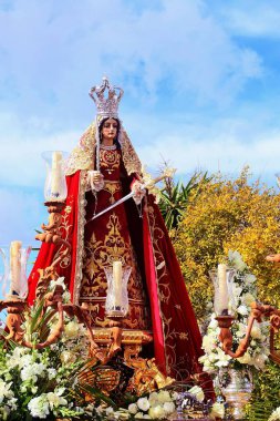 Aziz Catherine 'in ahşap heykeli İspanya' nın Endülüs kentindeki El Granado köyünde geçit töreninde çıkarıldı. Kasaba halkı için kültürel ve ruhsal öneme sahip yıllık festival.