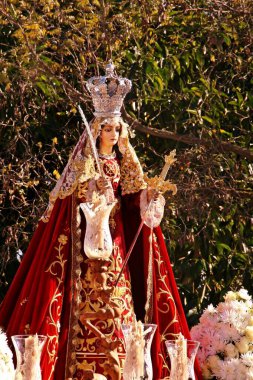 El Granado, İspanya; 128 2015. Santa Catalina 'nın oymacılığı, El Granado kutlamaları için düzenlenen törenle yapıldı. Kasaba halkı için kültürel ve ruhsal öneme sahip yıllık festival.