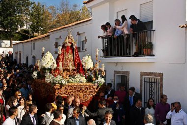 El Granado, İspanya; 128 2015. Santa Catalina 'nın oymacılığı, El Granado kutlamaları için düzenlenen törenle yapıldı. Kasaba halkı için kültürel ve ruhsal öneme sahip yıllık festival.