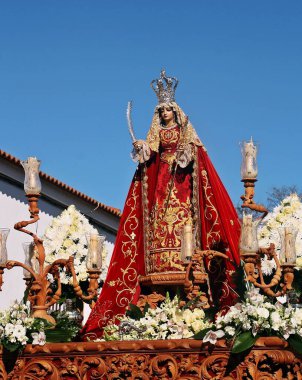 El Granado, İspanya; 128 2015. Santa Catalina 'nın oymacılığı, El Granado kutlamaları için düzenlenen törenle yapıldı. Kasaba halkı için kültürel ve ruhsal öneme sahip yıllık festival.