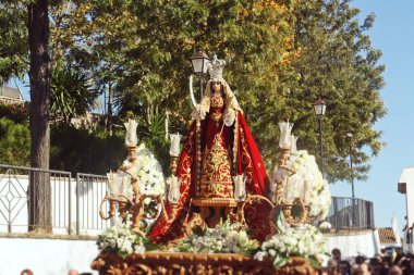 El Granado, İspanya; 128 2015. Santa Catalina 'nın oymacılığı, El Granado kutlamaları için düzenlenen törenle yapıldı. Kasaba halkı için kültürel ve ruhsal öneme sahip yıllık festival.