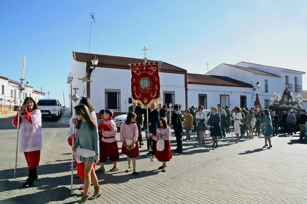 スペインのエル グラナド 2015 町の通りでサンタカタリナの行列に祭壇の女の子 毎年行われる宗教祭は町の住民の精神性をもって行われていた — ストック写真