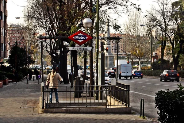 Madrid Espanha 2015 Estação Metro Piramides Tradução Pirâmides Madrid Homem — Fotografia de Stock