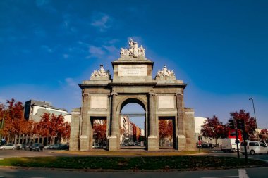Puerta de Toledo İspanya 'nın Madrid şehrinde bulunan bir kapıdır. Philip Surları 'nın içindeki 19 şehir kapısından biriydi..