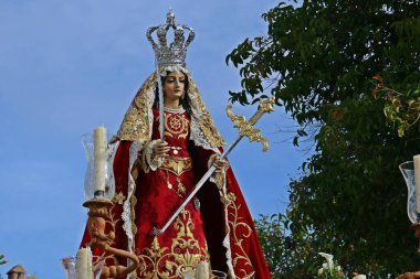 El Granado, İspanya; 125 2017. Santa Catalina 'nın oymacılığı, El Granado kutlamaları için düzenlenen törenle yapıldı. Kasaba halkı için kültürel ve ruhsal öneme sahip yıllık festival.