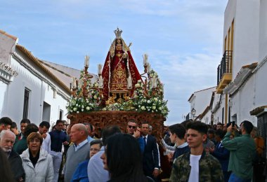 El Granado, İspanya; 125 2017. Geçit töreninde Santa Catalina heykelini taşıyan adamlar. Geleneksel kültürel öneme sahip festival ve kasaba sakinleri tarafından maneviyat ve inançla yaşandı..
